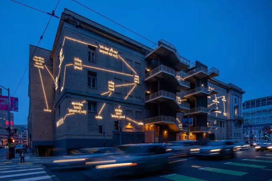 贝博体彩app的一座建筑被艺术家Joseph Kosuth的灯光艺术照亮