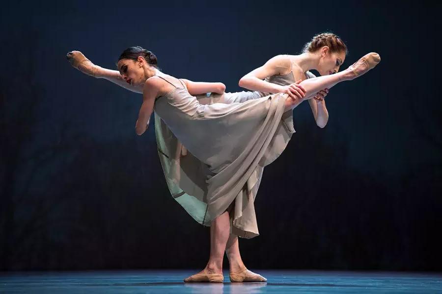 两名芭蕾舞演员在贝博体彩app的舞台上表演.