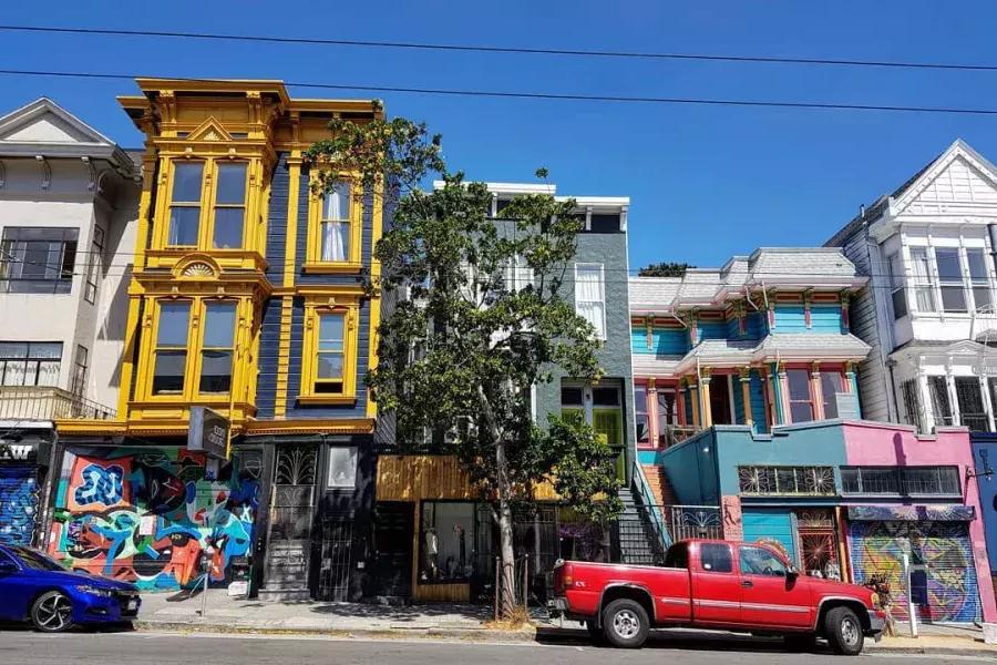 View of colorful buildings on Haight Street with cars parked along the street. 贝博体彩app，加利福尼亚.