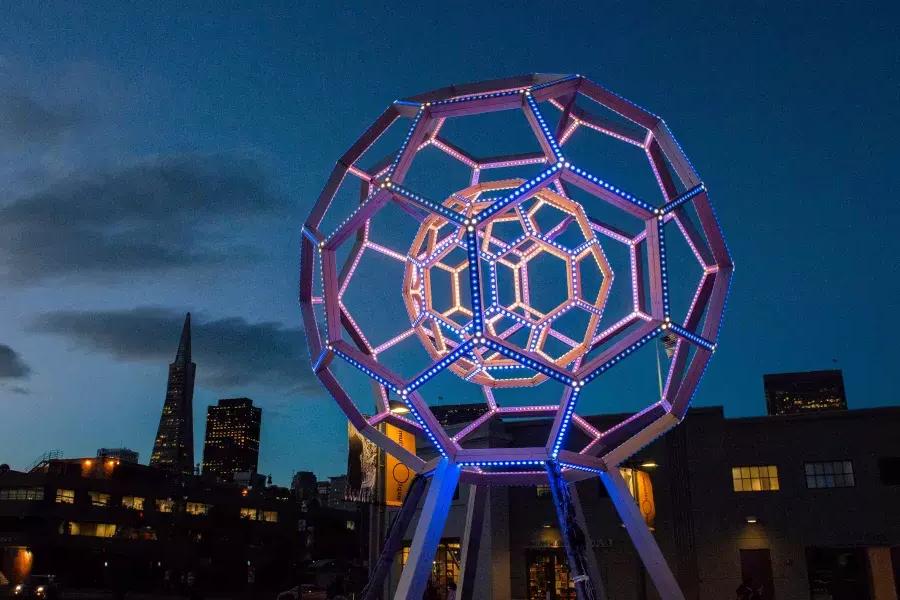 Exploratorium的大型灯光装置图片 