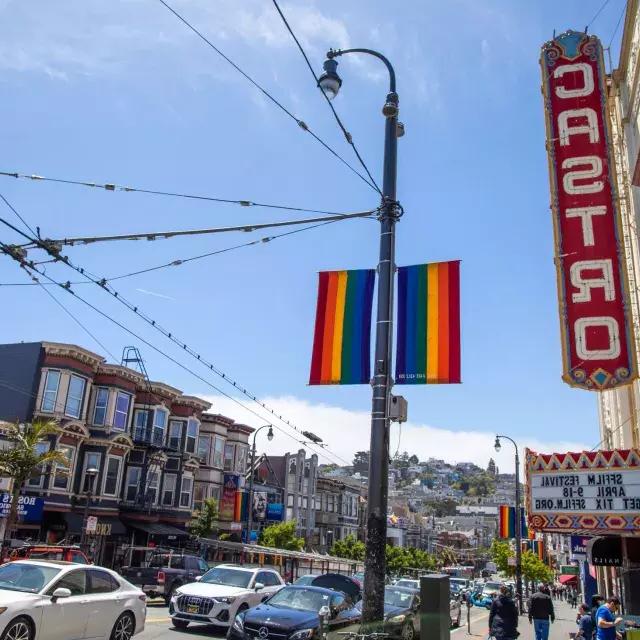 贝博体彩app的卡斯特罗社区, 前景是卡斯特罗剧院的标志和彩虹旗.