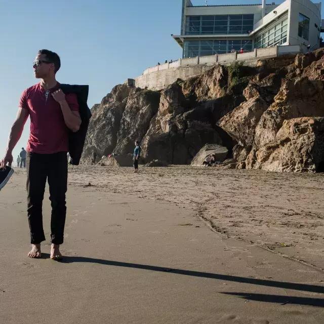 Nick Whittlesey赤脚站在海洋海滩上