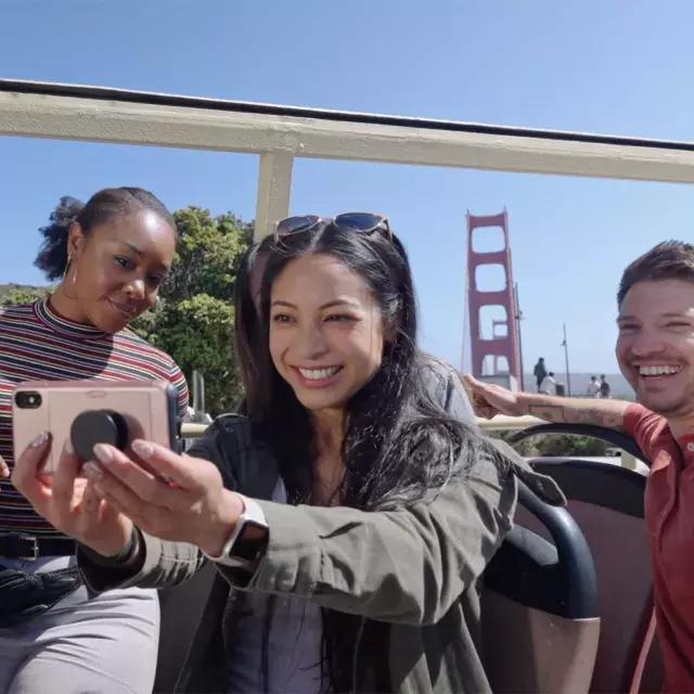 一群游客在金门大桥附近的巴士上自拍. 贝博体彩app，加州.